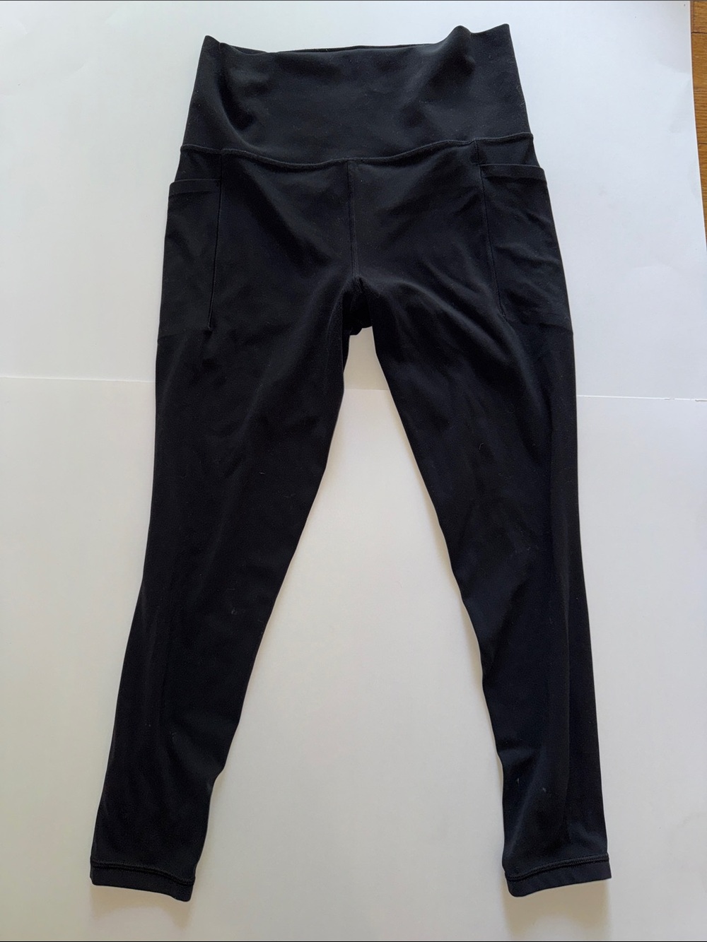 Athleta Black Salutation Stash 7/8 Tights with Hidden Pocket